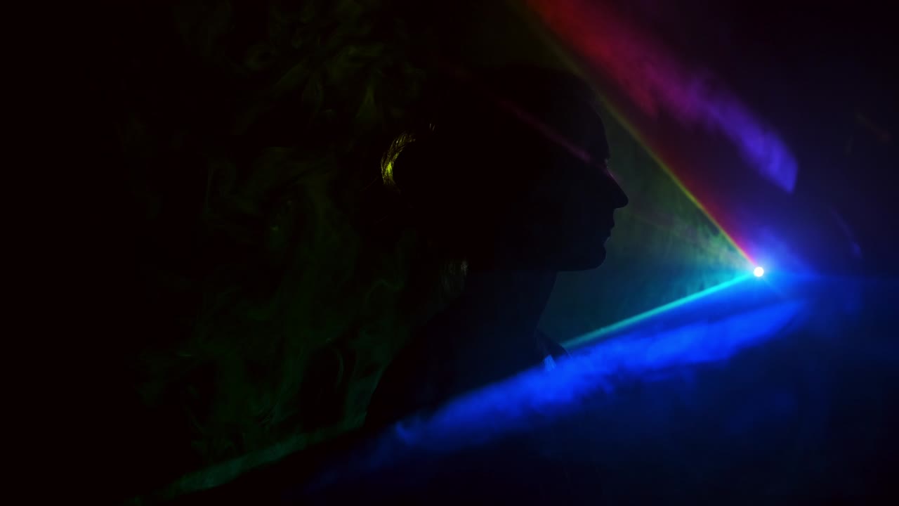 어 속에서 움직이는 다양한 색의 밝은 배경에 있는 어린 소녀의 이미지.