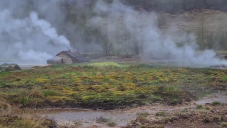 área geotérmica en el paisaje de islandia, vapor que se mueve por encima de la tierra en un día lluvioso