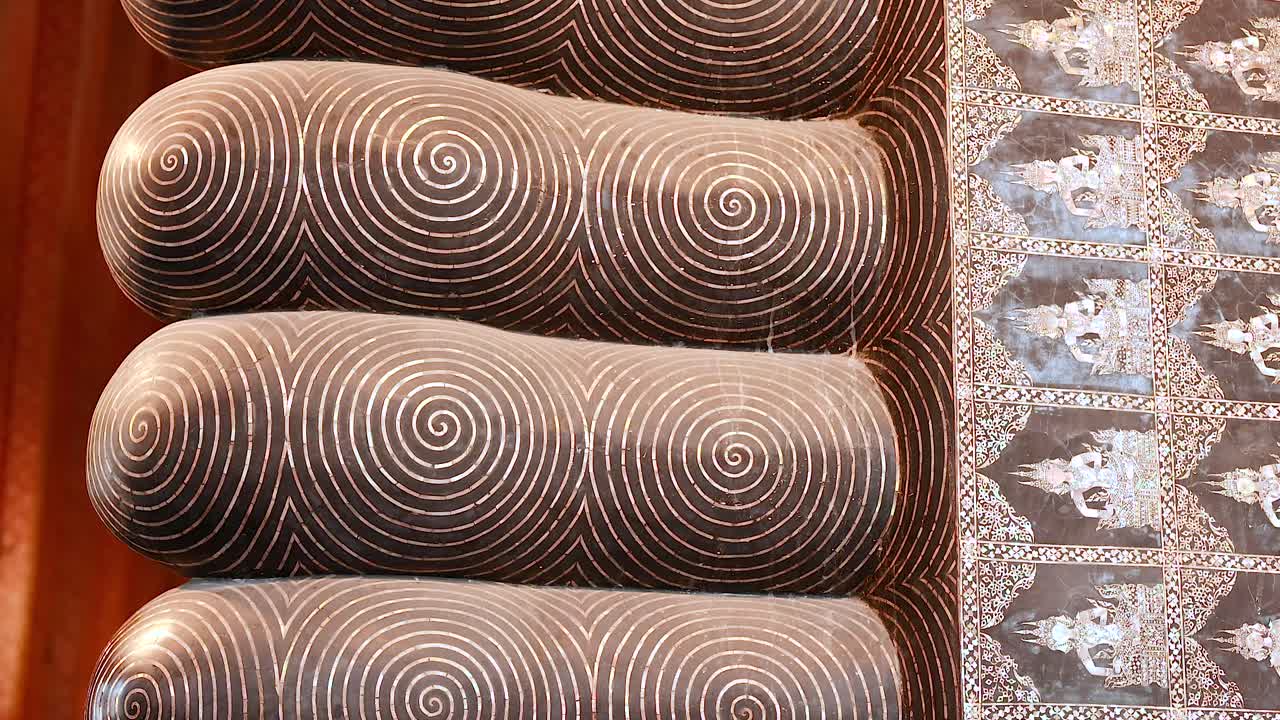 primer plano de los pies reclinados del buda de wat pho