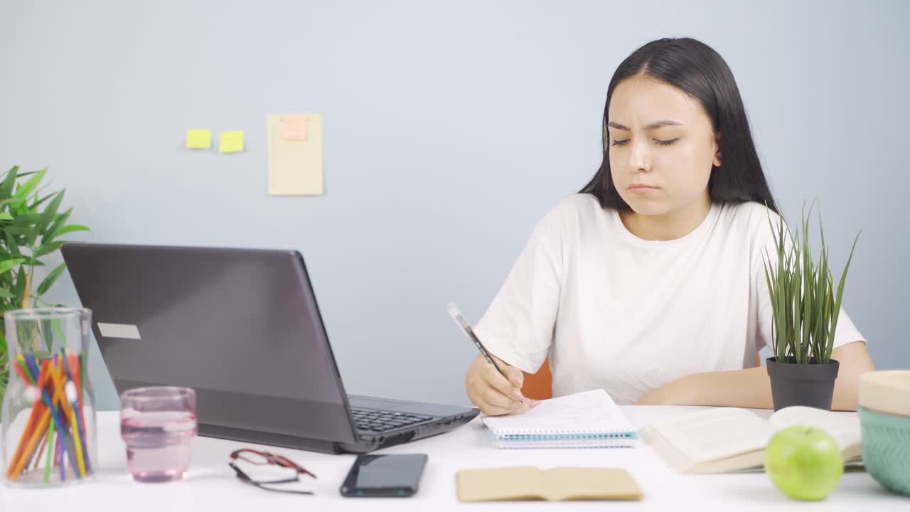 활기찬 여성 학생입니다.