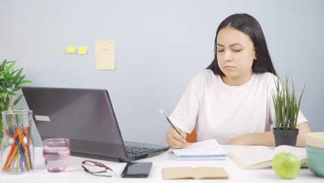 es una estudiante viva.