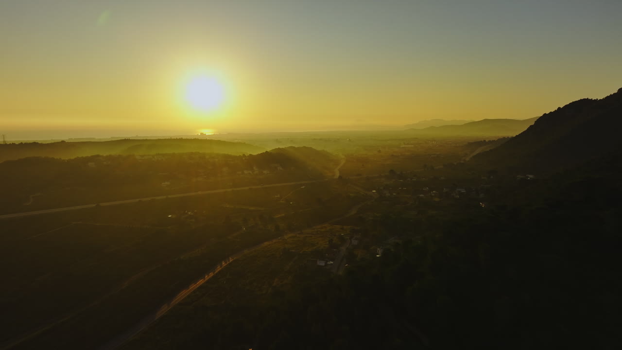 amanecer sobre el valle y la cordillera