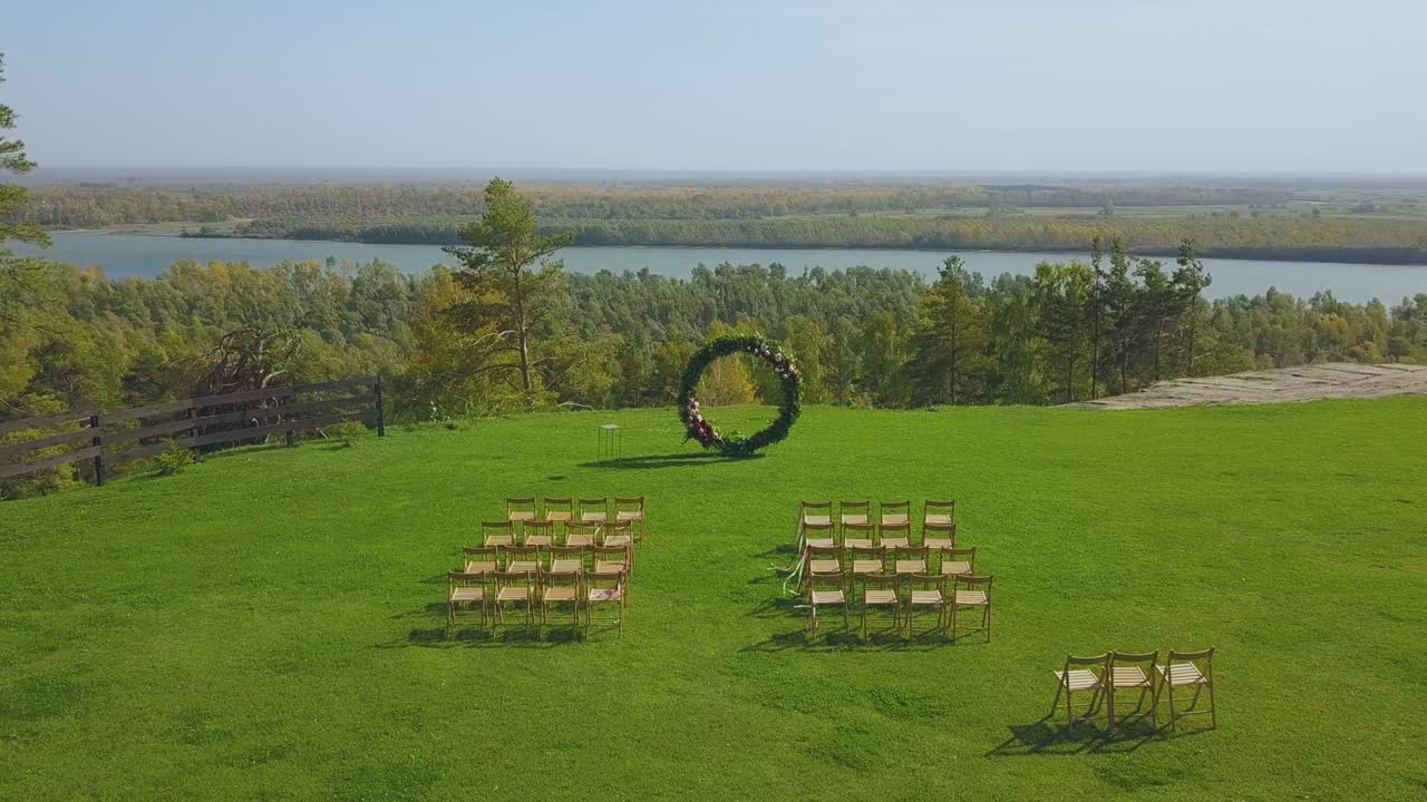 lugar de la boda y sillas en el campo en un día soleado vista superior