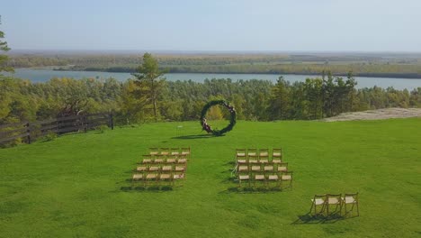 lugar de la boda y sillas en el campo en un día soleado vista superior