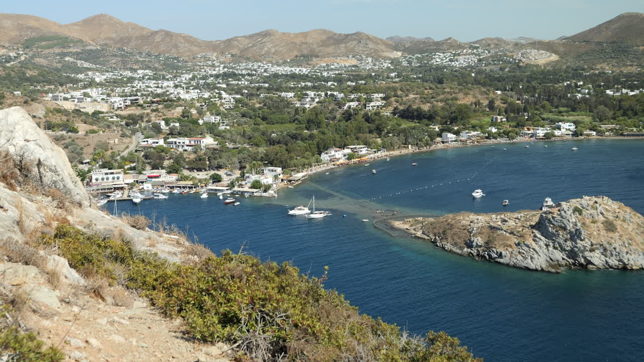 panorama de la isla del conejo desde la plataforma de observación en gumusluk, mugla, turquía
