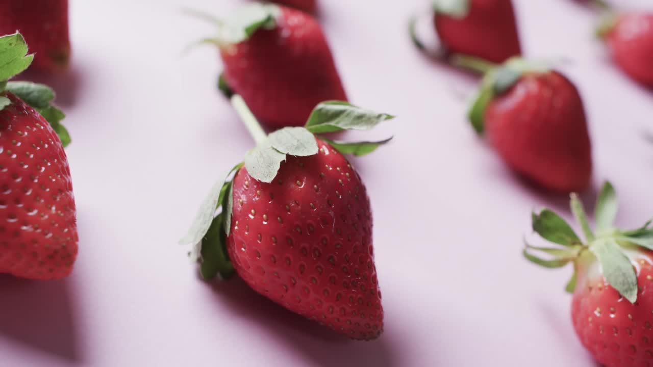 video di righe di fragole con spazio di copia su sfondo rosa