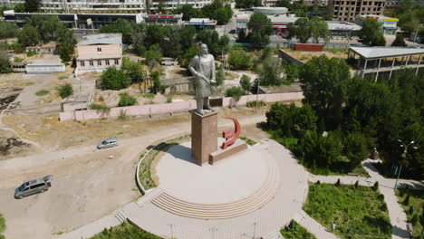 estatua de lenin en khujand, tayikistán