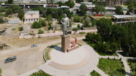 lenin statue in khujand, tajikistan