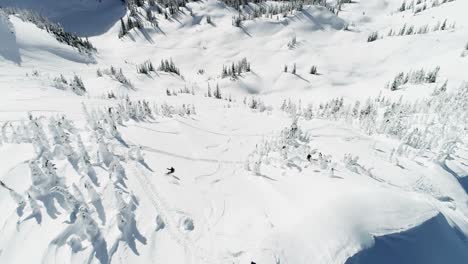 Skifahrer-Skifahren-Auf-Einem-Schneebedeckten-Berg-4k