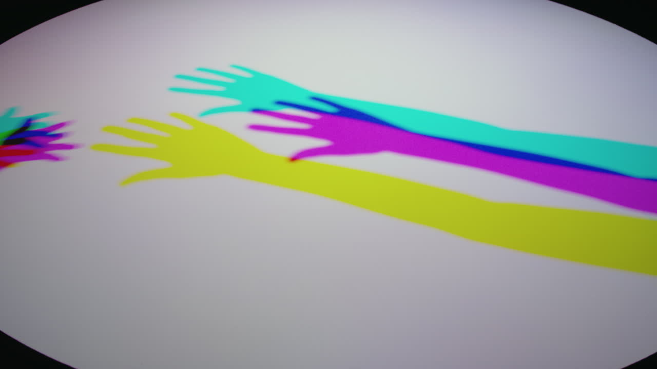 다채로운 손 아이들이 팀워크를 축하하고 다문화 세계 공동체의 축하 다채로운 빛 창조적 평등 개념