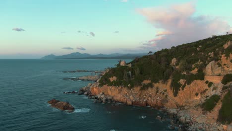vista aérea de la costa este de cerdeña salvaje formación de roca de acantilado durante la colorida puesta de sol