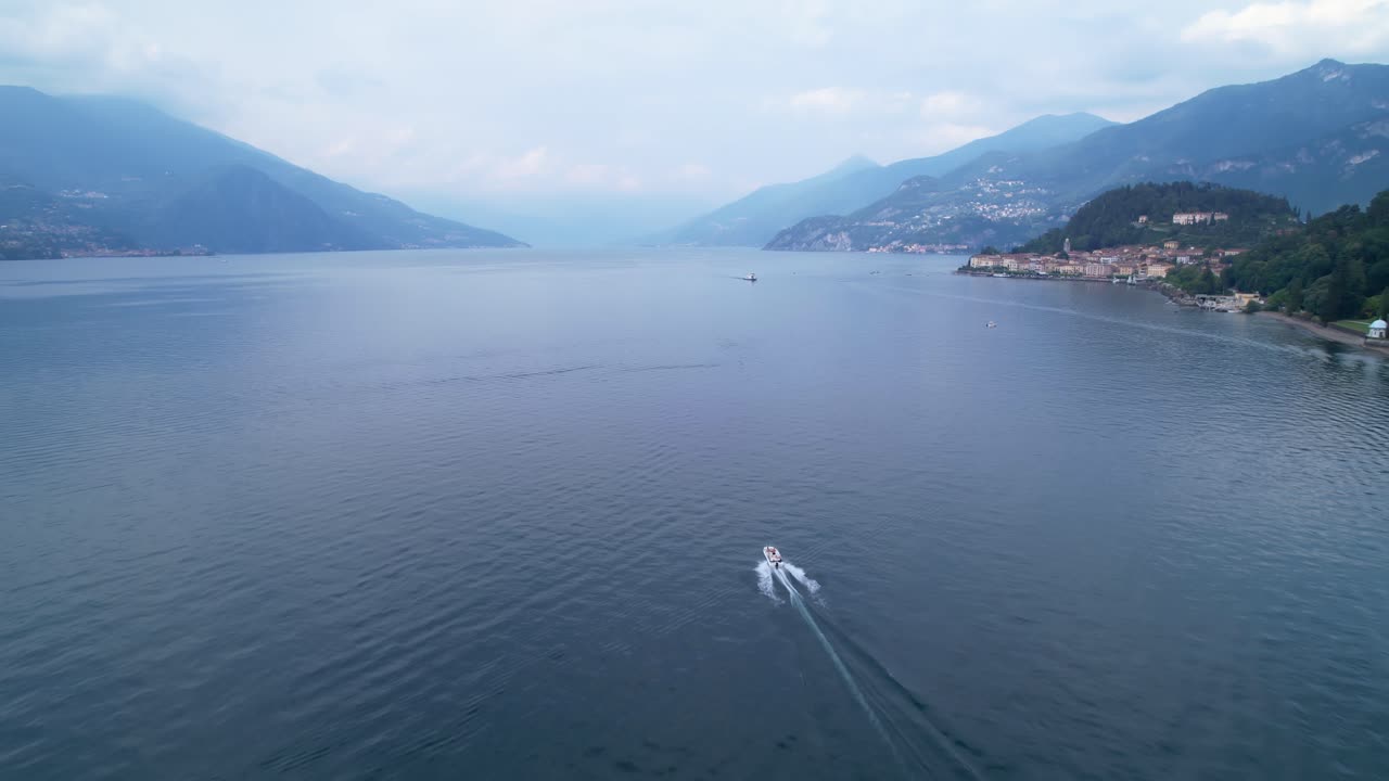 lancha rápida en el hermoso lago como cerca de bellagio, sobrevuelo de drones