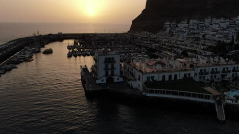 Puerto-De-Mogan:-Vista-Aérea-En-órbita-Y-Durante-La-Puesta-De-Sol-De-Puerto-De-Mogan-Con-Hermosos-Colores