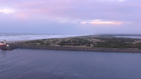 Drohnenantenne-Des-Coquille-River-Lighthouse-In-Bandon-Während-Der-Abendstunden-Mit-Stimmungsvollem-Licht