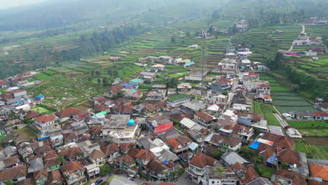 aldea agrícola rural en las laderas de gunung gede, indonesia