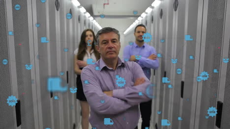 animación de la red de conexiones con iconos a través de diversas personas informáticas y servidores informáticos