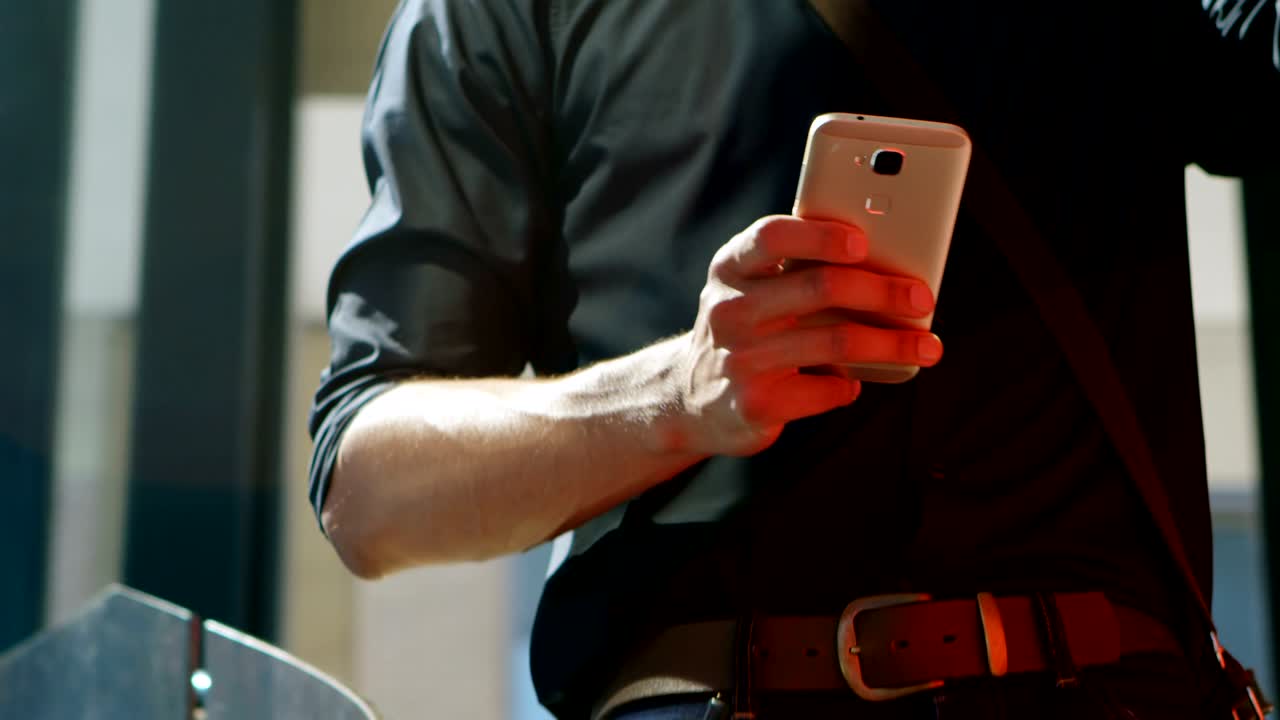 커피를 마시면서 휴대폰을 사용하는 남성 통근자 4k