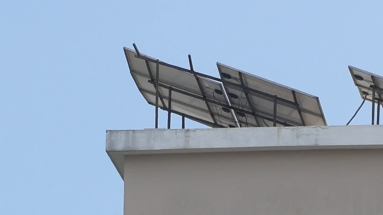 paneles solares en el techo