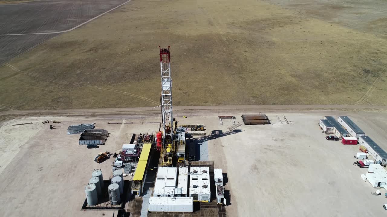 짐벌 다운 틸트를 사용하여 장비 바로 위로 드론 비행