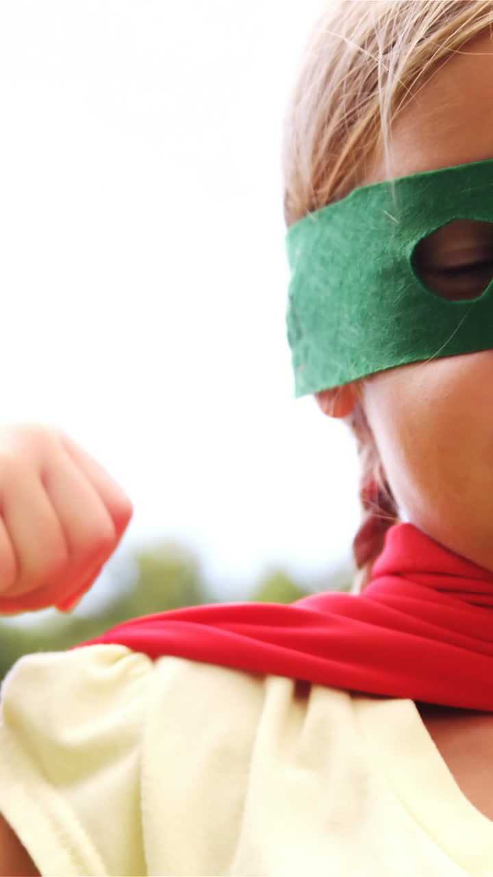 chica fingiendo ser una superhéroe