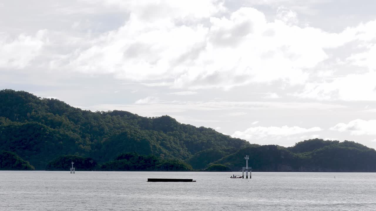 좋은 날씨에 휴일에 부드러운 파도와 함께 바다와 산이 내려다 보이는 해변의 전망, 사툰 지방, 태국