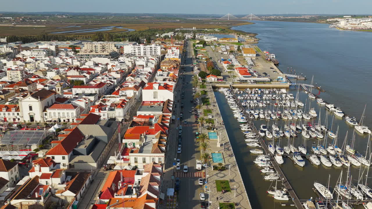 Vista aerea della città di Vila Real de Santo Antonio, Algarve, con fiume e sole