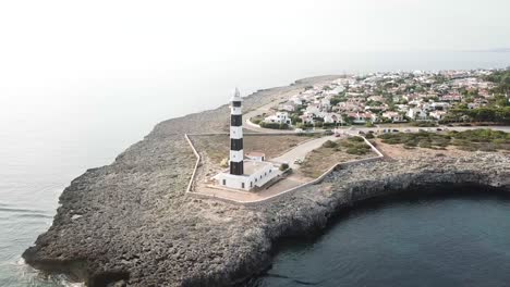 vista aérea del faro de cap d&#39;artrutx en la isla española de menorca en españa - órbita de drones
