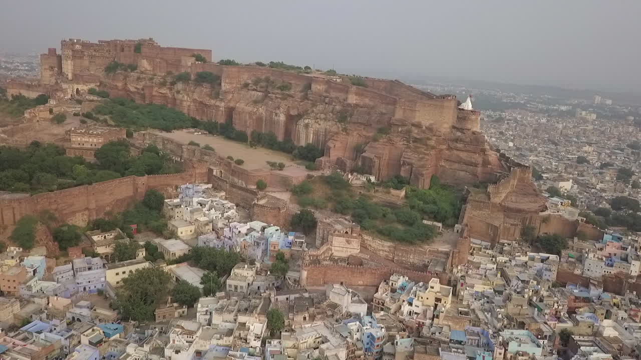 el fuerte histórico de mehrangarh se asienta sobre un afloramiento rocoso sobre jodhpur, india