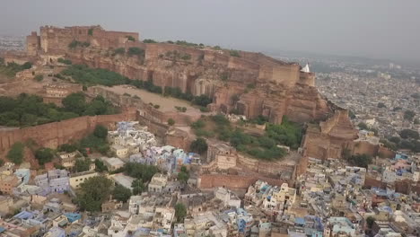 Historic-Mehrangarh-fort-sits-atop-rock-outcrop-above-Jodhpur,-India