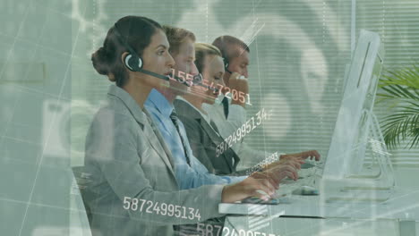 animación de números e iconos sobre personas de negocios que usan auriculares telefónicos