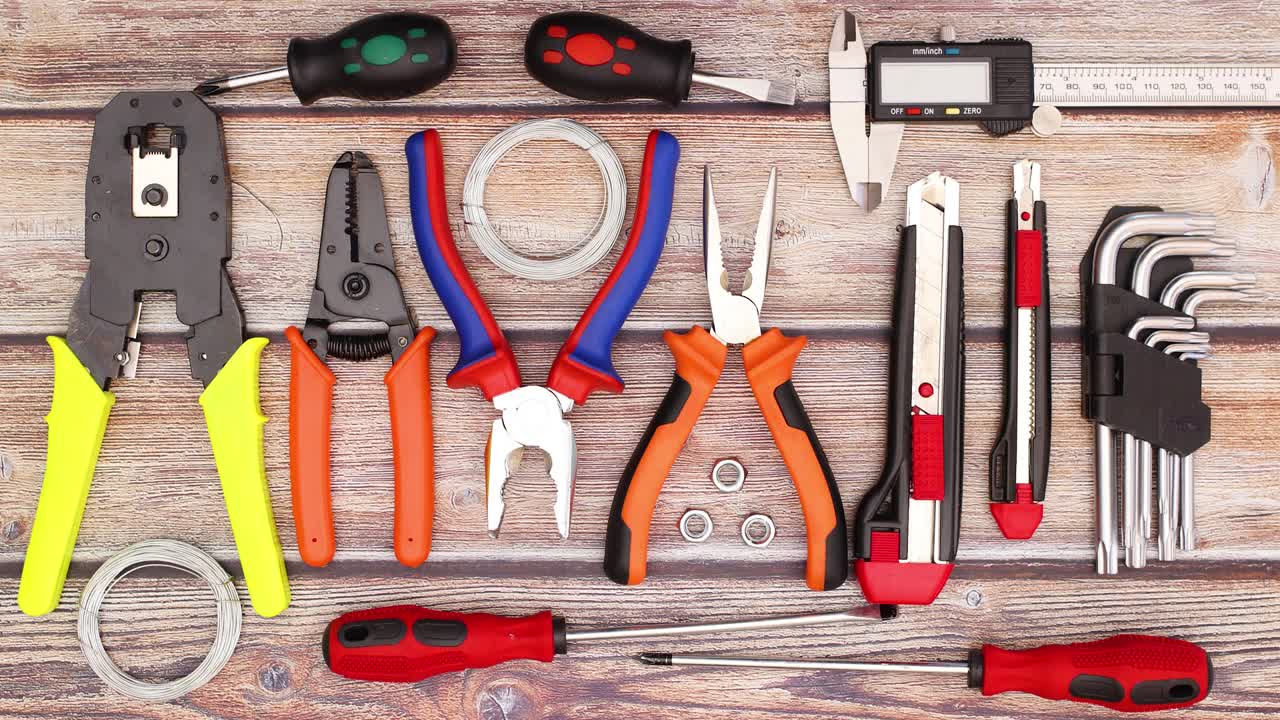 건설 및 직접 작업 도구 작업 테이블에 이동 - 움직임을 멈추기