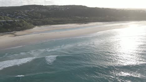 Agua-Brillante-Del-Mar-Azul-En-Un-Día-Soleado-En-La-Playa-Del-Cilindro---Isla-Del-Norte-De-Stradbroke,-Queensland,-Australia