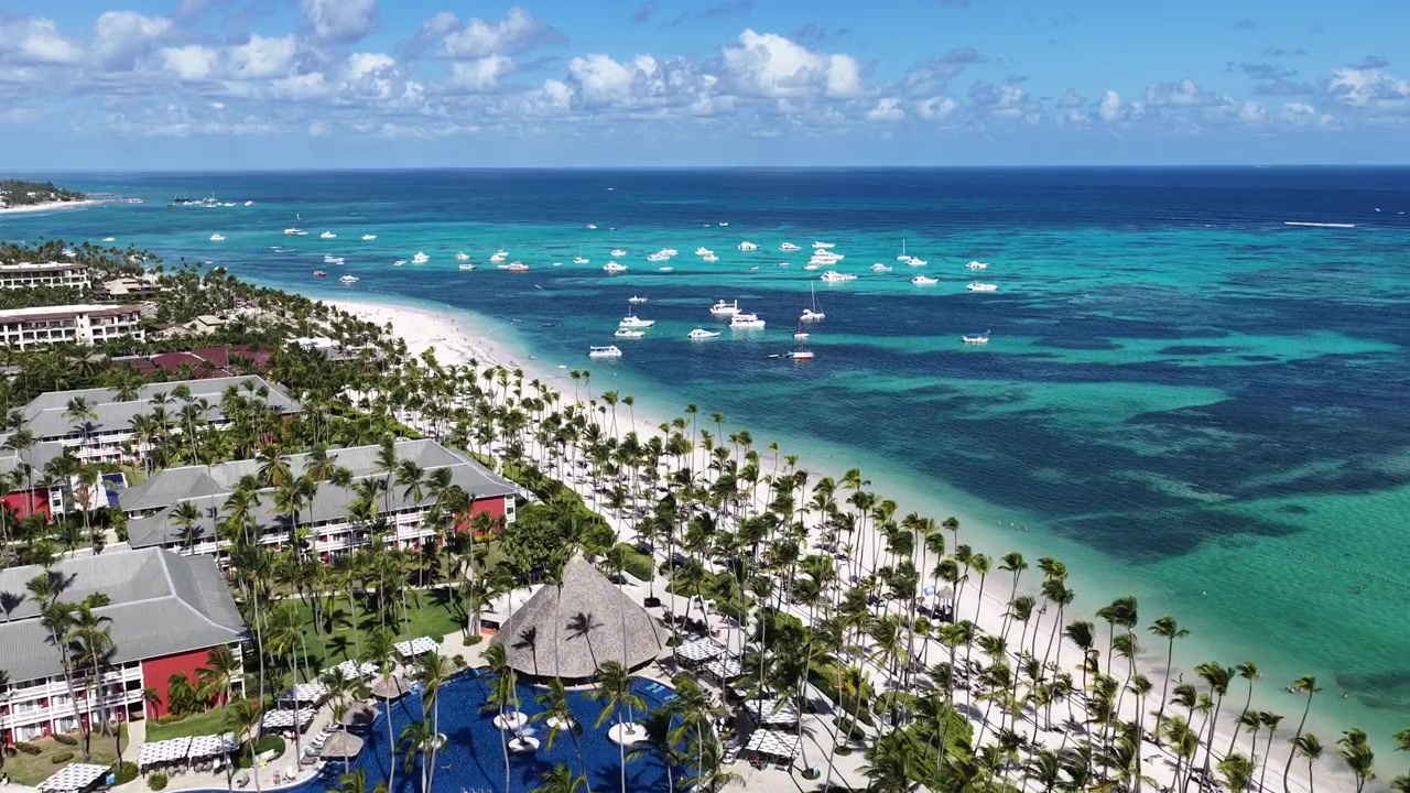 Türkisfarbener Strand in Punta Cana, La Altagracia, Dominikanische Republik. Eine malerische Strandlandschaft und ein beliebtes Reiseziel im Stadtzentrum.
