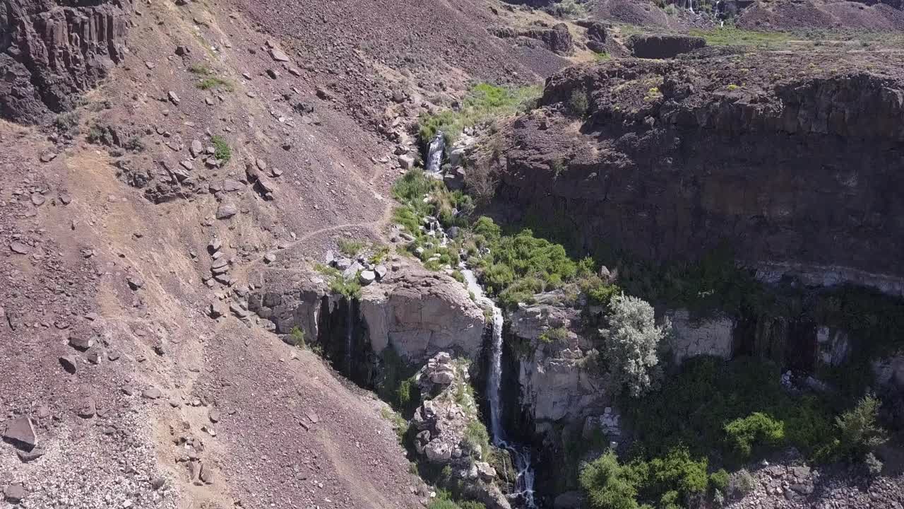 las cascadas drenan la meseta superior en antiguos lagos pozos coulee