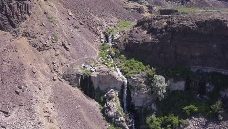 Wasserfälle-Entwässern-Das-Obere-Plateau-In-Alte-Seen-Und-Schlaglöcher