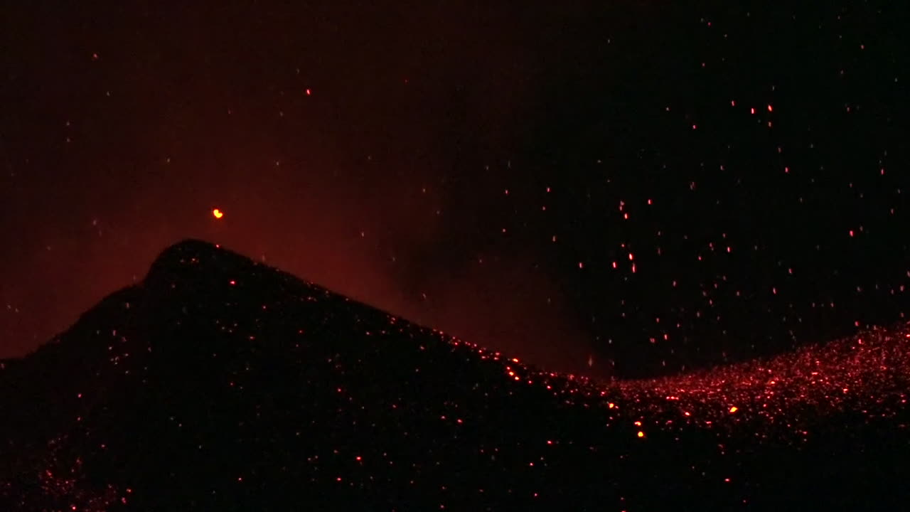 el volcán de cabo verde entra en erupción por la noche de manera espectacular en la isla de cabo verde frente a la costa de áfrica 5