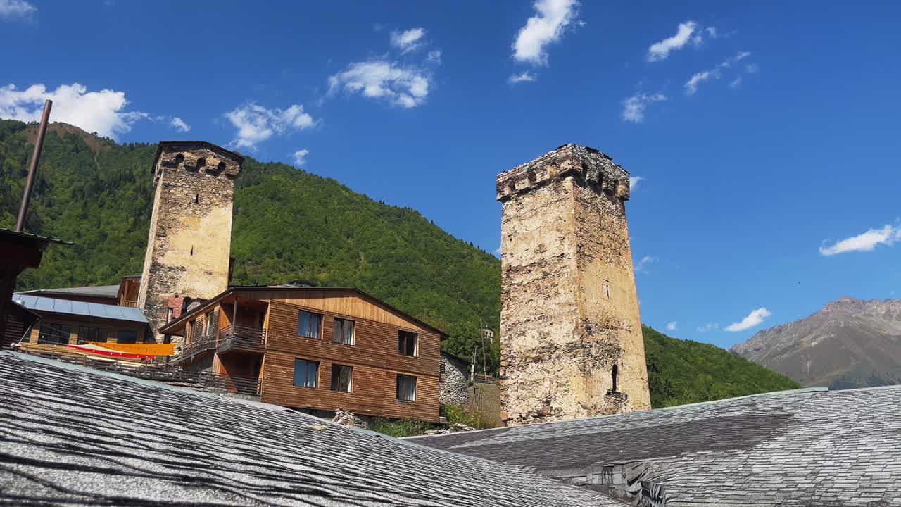 Vista statica di una casa caratteristica con una torre. Mestia, Georgia. Angolo elevato