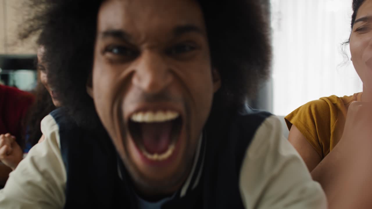 joven divirtiéndose mientras escucha música y baila