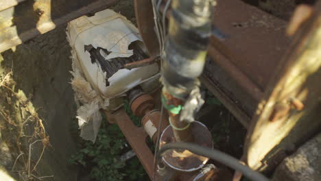 CLOSEUP-Footage-of-an-old-rustywell-mechanism