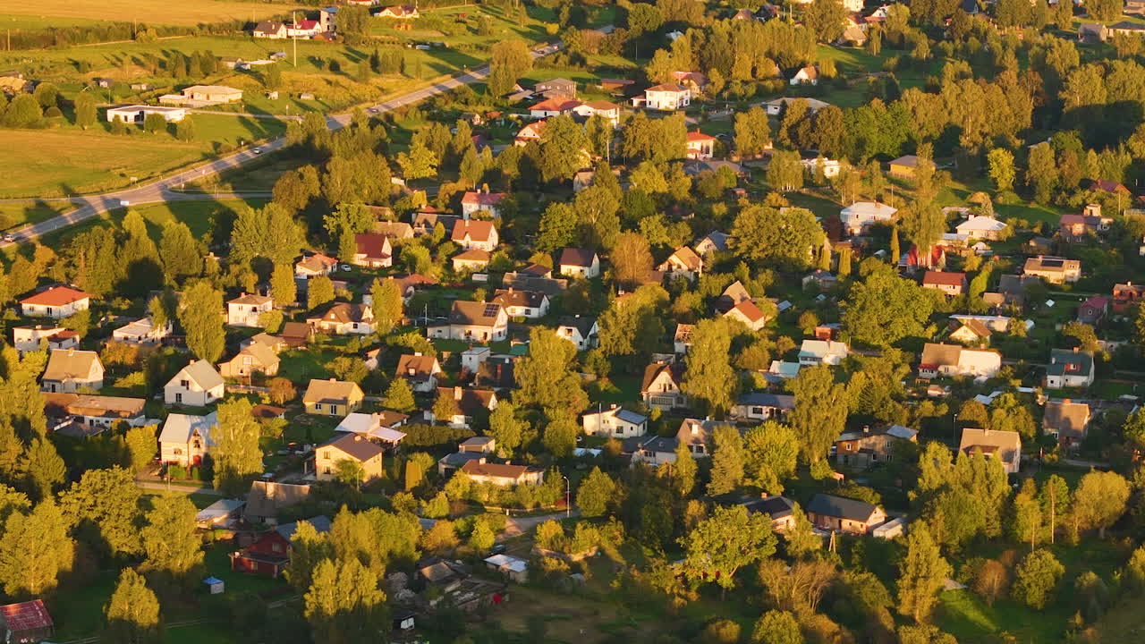 Landlige bosetninger i Incukalns landsby ved solnedgang i Sigulda, Latvia. Luftfoto med drone.