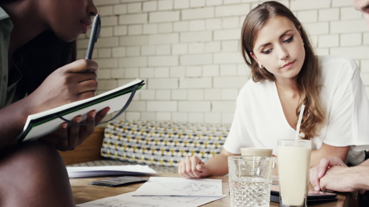 reunión de negocios en una cafetería boceto arquitectónico planificación tableta digital equipo de carrera mixta