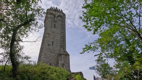 monumento rodeado de árboles y cielo