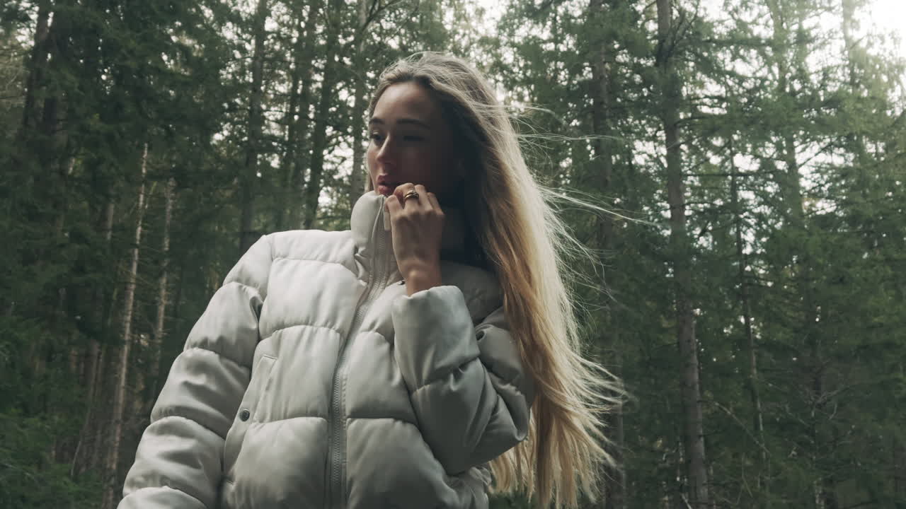 Женщина в лесу