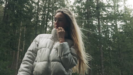mujer en un bosque