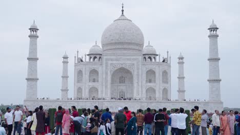 People-enjoying-in-front-of-Taj-Mahal