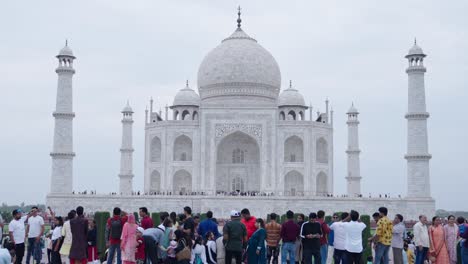 people enjoying in front of taj mahal