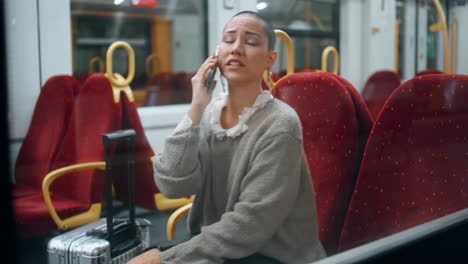 mujer hablando por teléfono en un tren