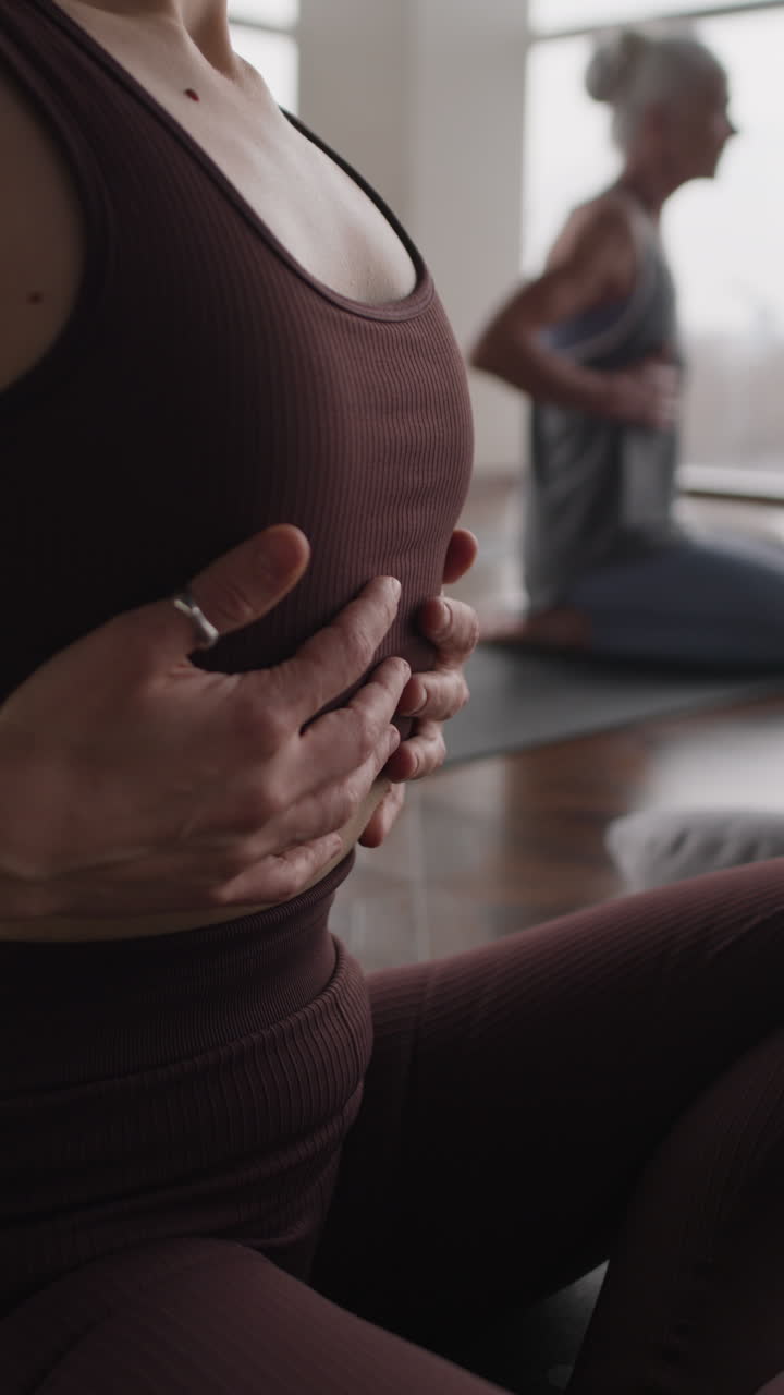Donna che pratica un esercizio di respirazione yoga
