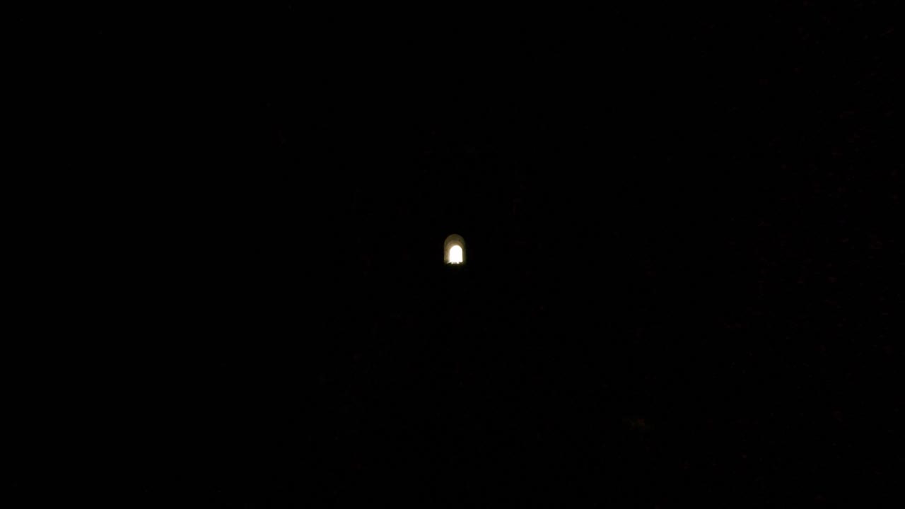 drone fpv volando a través del túnel de la mina de oro y el ferrocarril en montana