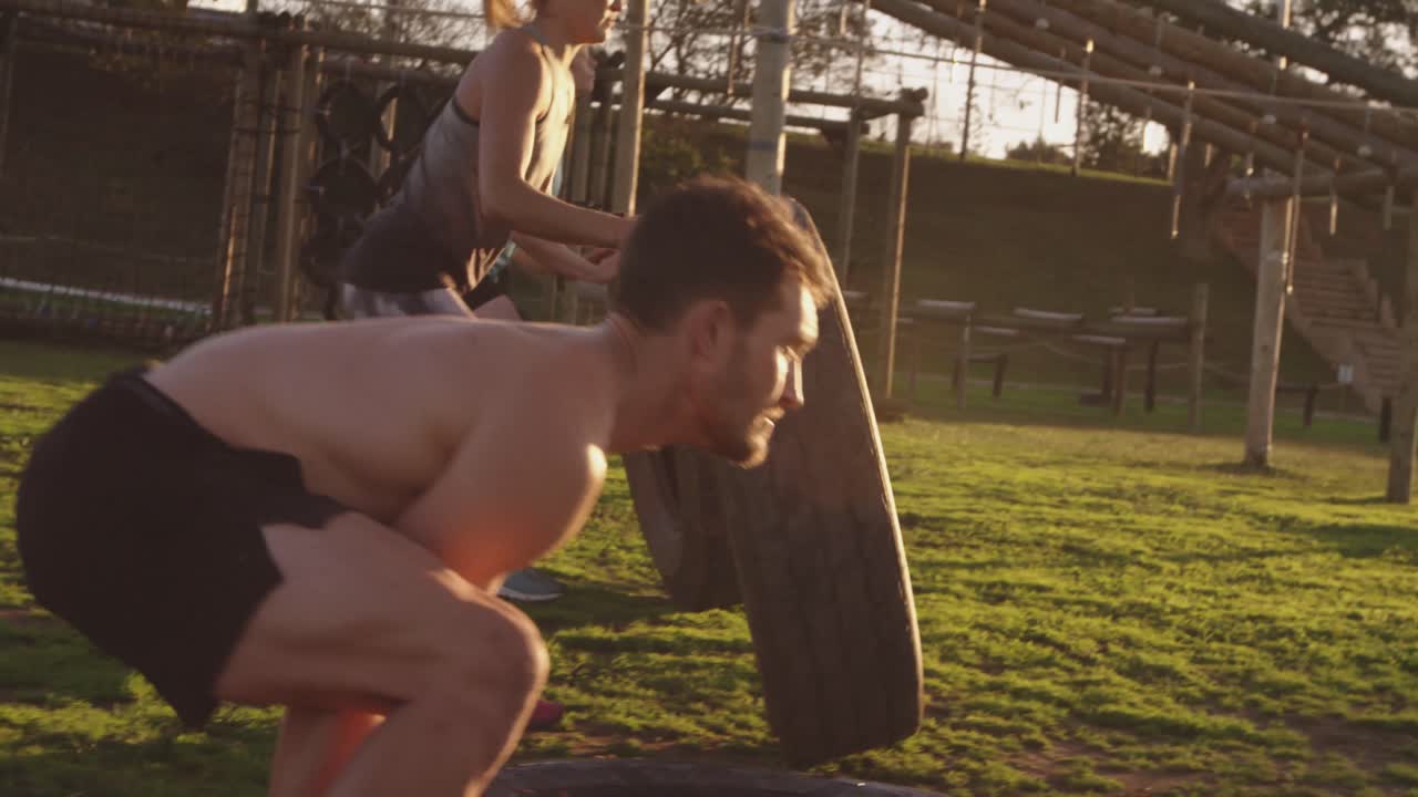 야외 체육관 부트캠프에서 훈련하는 젊은 성인